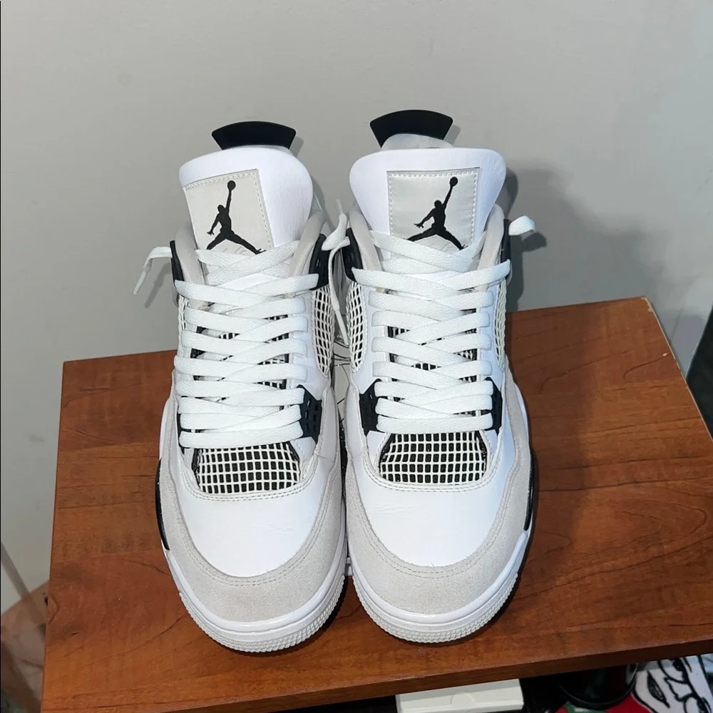 Jordan 4 “Military Black” White Black-Neutral Grey
Black and White Sneakers - Picture 1 of 8